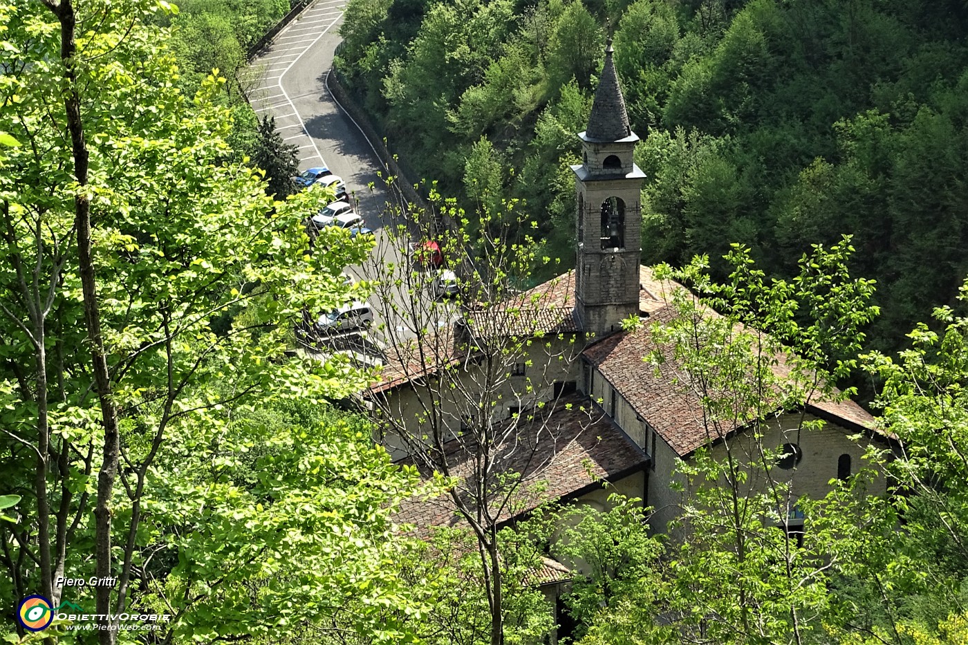 77 Vista dall'alto sul Santurio del Perello, immerso nei boschi.JPG